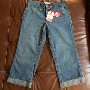Levi’s Signature Totally Slimming Capri Jeans 10